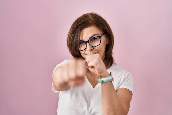 Middle Age Hispanic Woman Standing Pink Background Ready Fight Fist — Stockfoto
