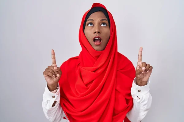 Ung Arabiska Kvinna Bär Traditionell Islamisk Hijab Halsduk Förvånad Och — Stockfoto
