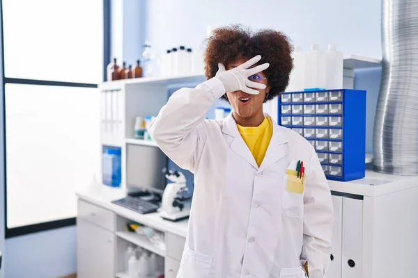 Νεαρή Αφροαμερικάνα Που Δουλεύει Εργαστήριο Επιστημόνων Κρυφοκοιτάζει Χέρι Και Κοιτάζει — Φωτογραφία Αρχείου