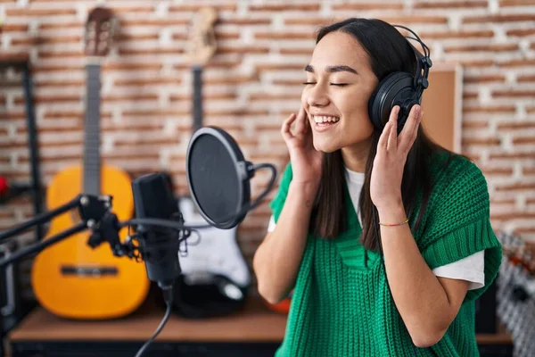 Joven Mujer Hispana Músico Cantando Canción Estudio Música — Foto de Stock