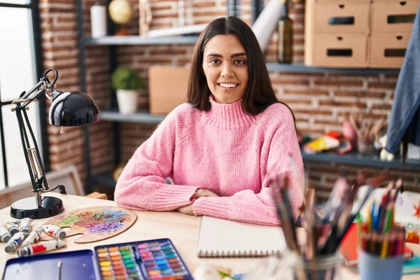 Νεαρή Ισπανίδα Γυναίκα Χαμογελά Αυτοπεποίθηση Ζωγραφίζοντας Στο Σημειωματάριο Στο Στούντιο — Φωτογραφία Αρχείου