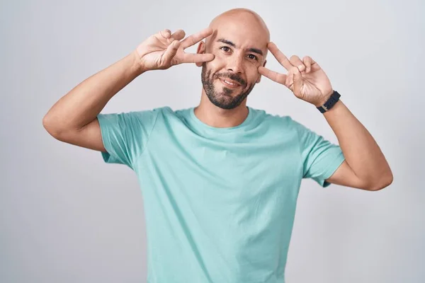Middle Age Bald Man Standing White Background Doing Peace Symbol — ストック写真