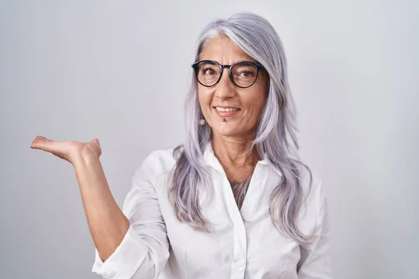 Beyaz Arka Planda Duran Gözlüklü Orta Yaşlı Bir Kadın Gülümsüyor — Stok fotoğraf