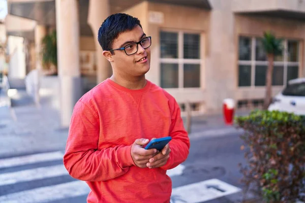 Homem Síndrome Sorrindo Confiante Usando Smartphone Rua — Fotografia de Stock