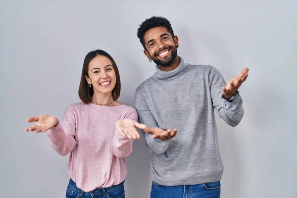Jong Hispanic Paar Samen Staan Glimlachend Vrolijk Aanbieden Van Handen — Stockfoto