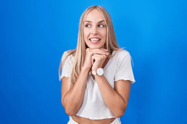 Young Caucasian Woman Standing Blue Background Laughing Nervous Excited Hands — Stock Photo, Image