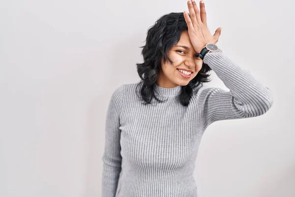 Hispanic Woman Dark Hair Standing Isolated Background Surprised Hand Head — Stockfoto