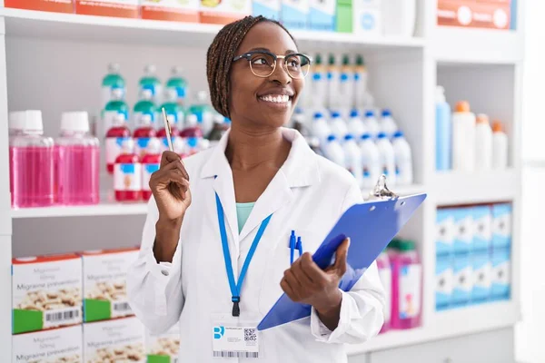 Африканська Американська Фармацевтка Посміхається Впевнено Тримає Дошку Настільної Клітки Аптеці — стокове фото