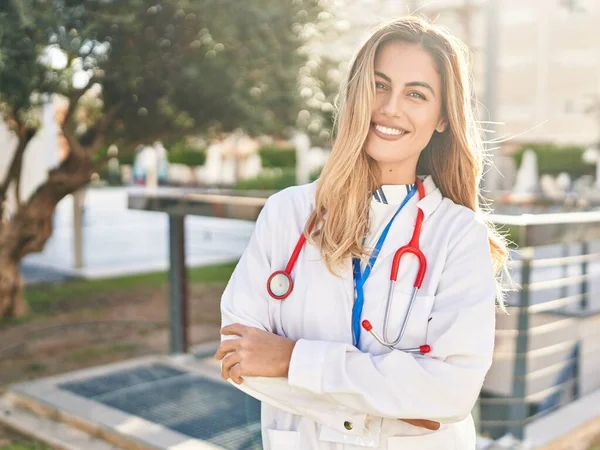 Young Blonde Woman Wearing Doctor Uniform Standing Arms Crossed Gesture — Stock Photo, Image