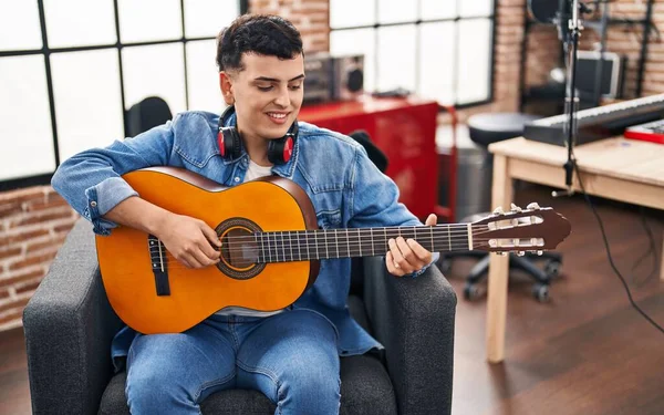 Genç Ikili Olmayan Müzisyen Müzik Stüdyosunda Klasik Gitar Çalıyor — Stok fotoğraf