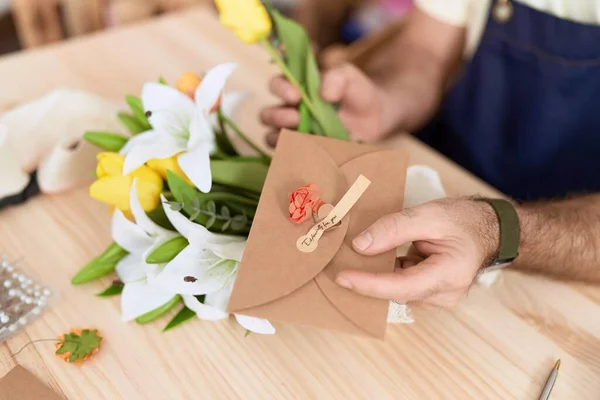 Mann Mittleren Alters Florist Hält Brief Und Blumenstrauß Blumenladen — Stockfoto