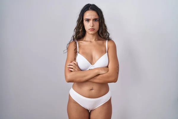Ung Latinamerikansk Kvinna Klädd Vita Underkläder Skeptisk Och Nervös Ogillande — Stockfoto