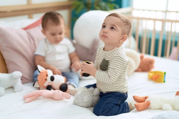 Two Adorable Toddlers Sitting Bed Playing Bedroom — Stock Photo, Image