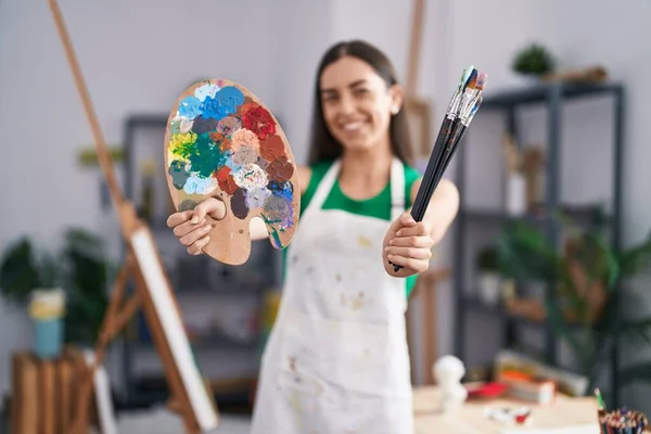 Young Hispanic Woman Artist Smiling Confident Holding Paintbrushes Palette Art — 스톡 사진
