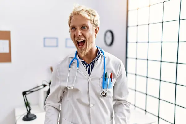 Młody Blondyn Mundurze Lekarza Stetoskopie Klinice Wściekły Wściekły Krzyczący Sfrustrowany — Zdjęcie stockowe