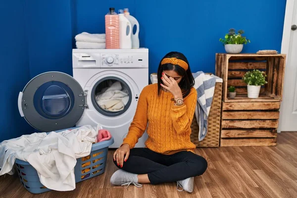 Ung Latinamerikansk Kvinna Gör Tvätt Trött Gnugga Näsa Och Ögon — Stockfoto