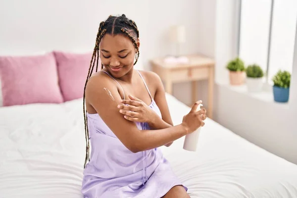 Afrikansk Amerikansk Kvinna Som Applicerar Hudbehandling Sittande Sängen Sovrummet — Stockfoto