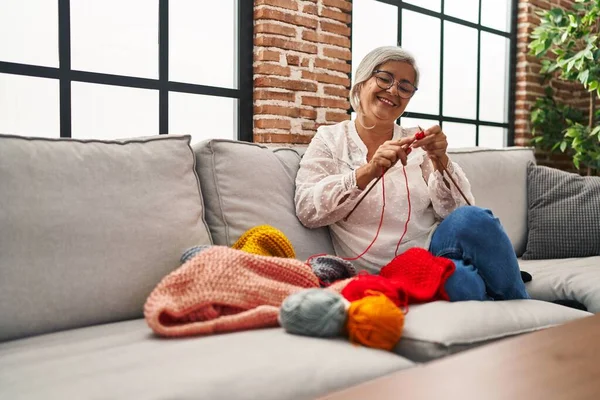 Middle Age Woman Weaving Ends Sitting Sofa Home — Stock Photo, Image