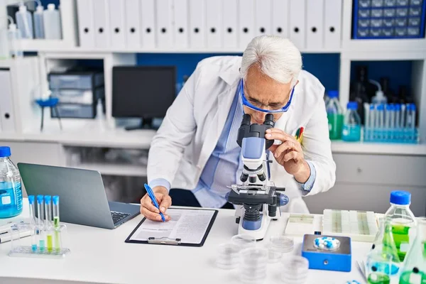 Starszy Naukowiec Korzystający Mikroskopu Pracującego Laboratorium — Zdjęcie stockowe