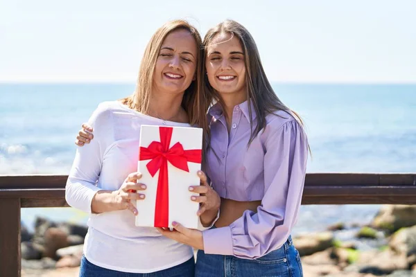 Two Women Mother Daughter Surprise Gift Seaside —  Fotos de Stock