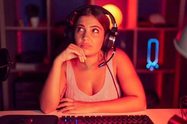 Young Blonde Woman Playing Video Games Wearing Headphones Hand Chin — Foto de Stock