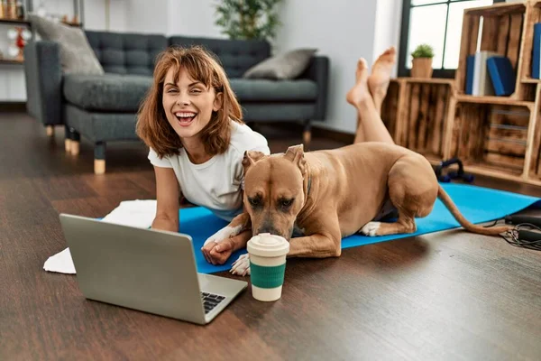 Young Caucasian Woman Sportswoman Smiling Confident Using Laptop Dog Home — ストック写真