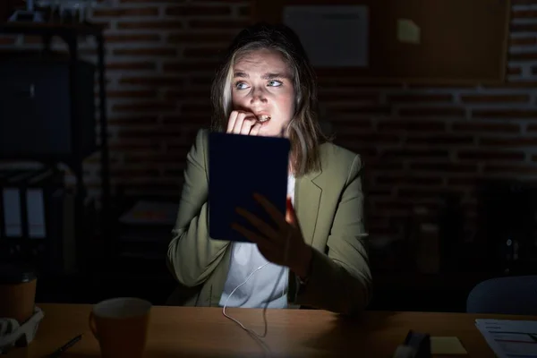 Geceleri Ofiste Çalışan Sarışın Beyaz Kadın Gergin Gergin Görünüyor Ağzı — Stok fotoğraf