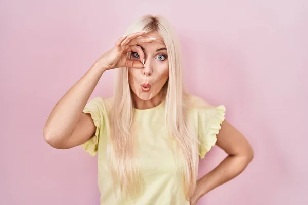 Caucasian Woman Standing Pink Background Doing Gesture Shocked Surprised Face — Fotografia de Stock
