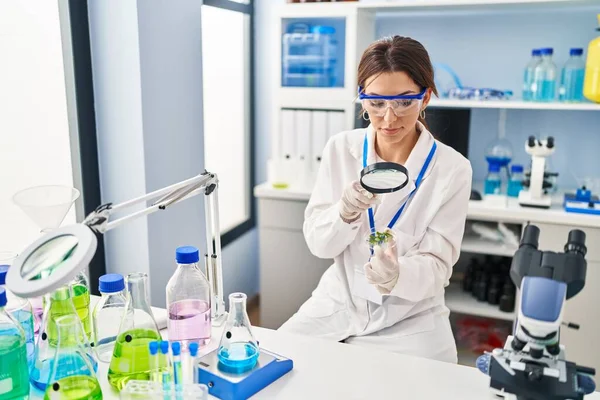 Young Hispanic Woman Wearing Scientist Uniform Using Magnifying Glass Laboratory — Stock Photo, Image