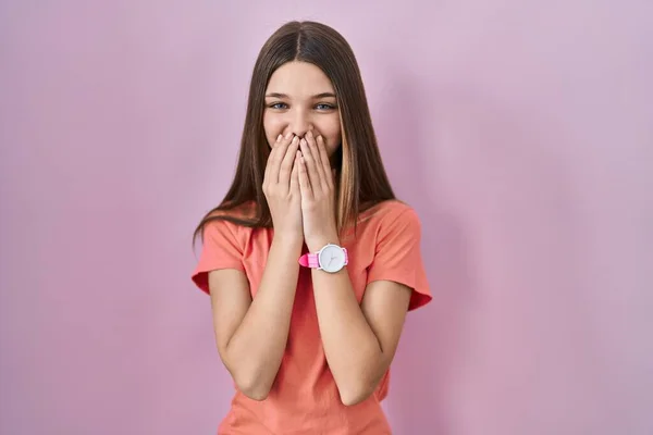 Adolescente Menina Sobre Fundo Rosa Rindo Riso Embaraçado Cobrindo Boca — Fotografia de Stock