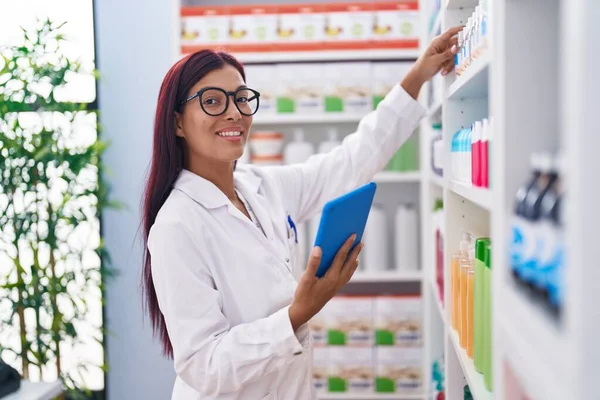 Giovane Bella Farmacista Donna Ispanica Utilizzando Touchpad Che Lavora Farmacia — Foto Stock