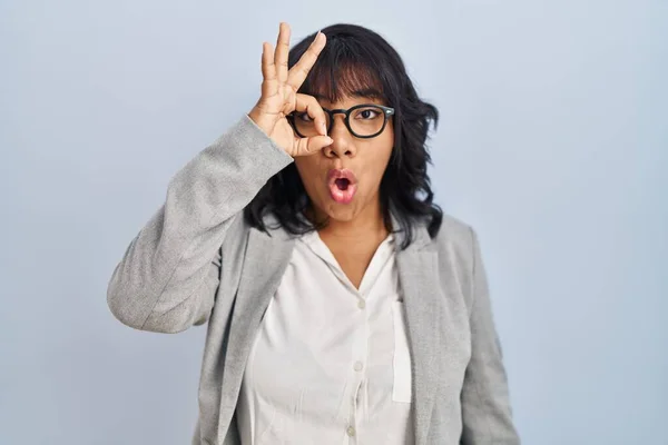 Hispanic Woman Standing Isolated Background Doing Gesture Shocked Surprised Face — Foto Stock