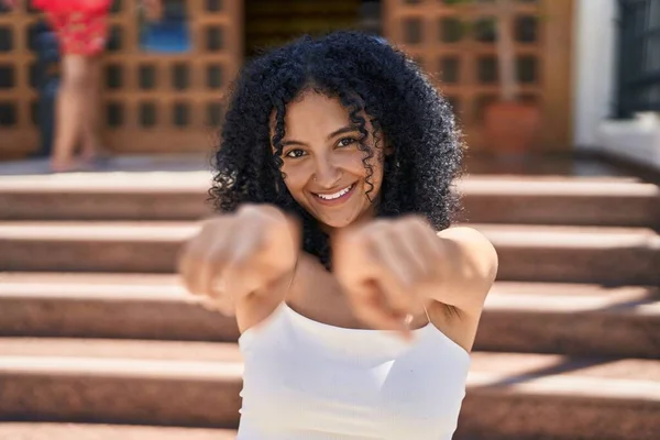 Young Hispanic Woman Smiling Confident Pointing Fingers Street — Stockfoto