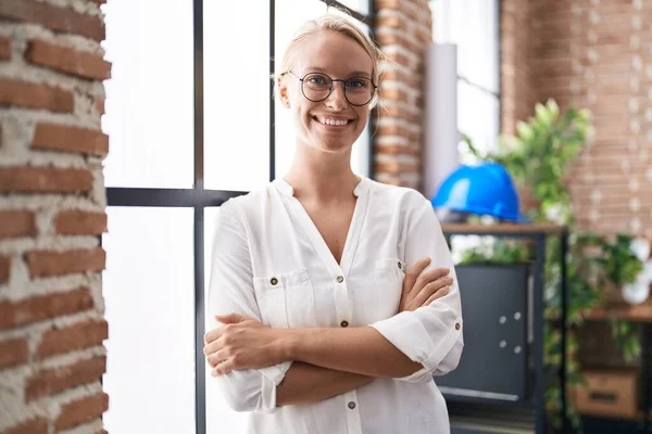 Young Blonde Woman Business Worker Standing Arms Crossed Gesture Office —  Fotos de Stock