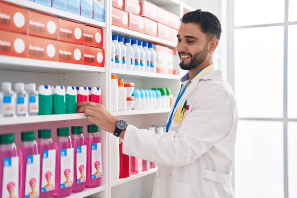 Jovem Árabe Homem Farmacêutico Segurando Medicina Prateleira Farmácia — Fotografia de Stock