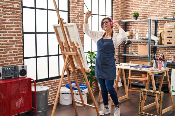 中年女性艺术家在艺术工作室的绘画和舞蹈 — 图库照片