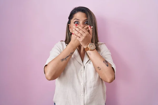 Blonde Woman Standing Pink Background Shocked Covering Mouth Hands Mistake — Stockfoto