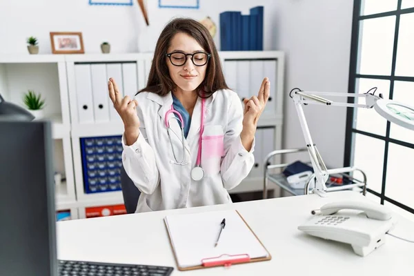 Ung Läkare Kvinna Bär Läkare Uniform Och Stetoskop Kliniken Gestikulerande — Stockfoto
