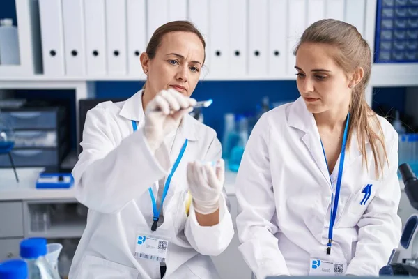 Two Women Scientists Using Laptop Holding Pill Laboratory — Φωτογραφία Αρχείου