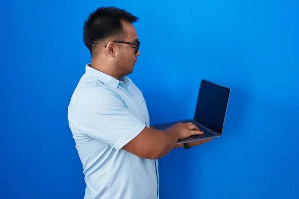 Chinese Young Man Using Computer Laptop Looking Side Relax Profile — Stok fotoğraf