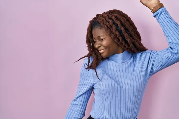 Afrikaanse Vrouw Staan Roze Achtergrond Dansen Gelukkig Vrolijk Glimlachen Bewegend — Stockfoto