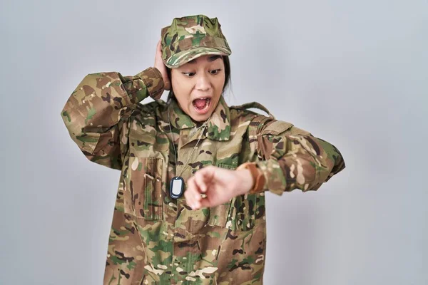 Młoda Południowoazjatycka Kobieta Mundurze Wojskowym Patrząca Zegarek Zmartwiona Bojąca Się — Zdjęcie stockowe
