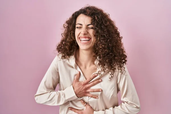 Hispanic Woman Curly Hair Standing Pink Background Smiling Laughing Hard — 图库照片