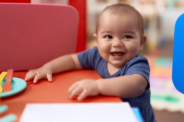 Liebenswertes Chinesisches Kleinkind Lehnt Tisch Kindergarten — Stockfoto