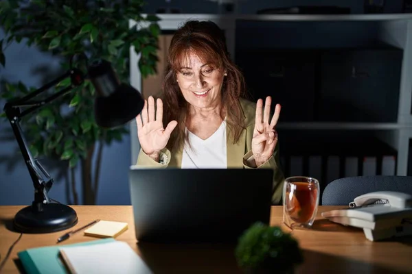 Middle Age Hispanic Woman Working Using Computer Laptop Night Showing — Stockfoto