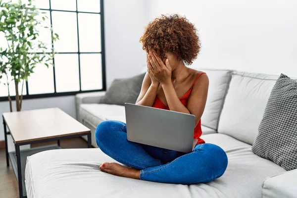 Fiatal Afro Amerikai Otthon Kanapén Laptoppal Szomorú Arckifejezéssel Miközben Sír — Stock Fotó