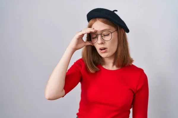 Młoda Ruda Kobieta Stojąca Okularach Berecie Zaniepokojona Zestresowana Problemem Ręką — Zdjęcie stockowe