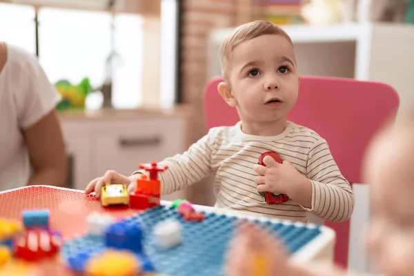 Bedårande Småbarn Som Leker Med Billeksak Sittande Dagis — Stockfoto