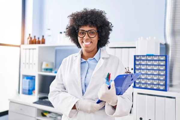 Africano Cientista Americano Mulher Sorrindo Confiante Segurando Prancheta Laboratório — Fotografia de Stock