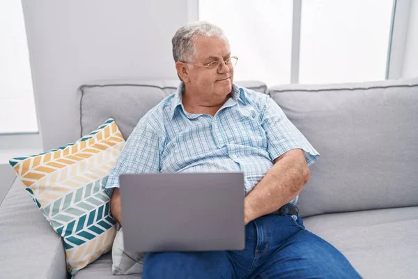 Μεσήλικας Γκριζομάλλης Άντρας Που Χρησιμοποιεί Φορητό Υπολογιστή Κάθεται Στον Καναπέ — Φωτογραφία Αρχείου